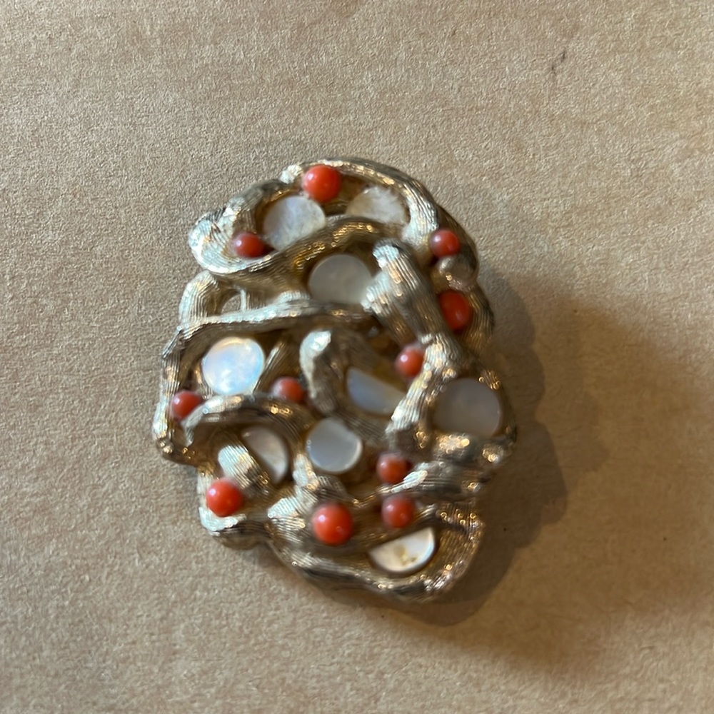 Sarah Coventry coral and mother of pearl vintage brooch